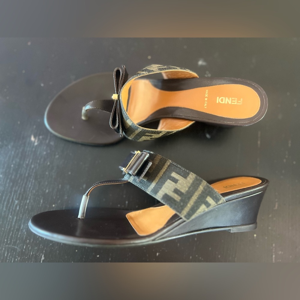 Fendi Brown Leather Zucca T strap Wedge Sandal Sz 40 1.5 inch wedge